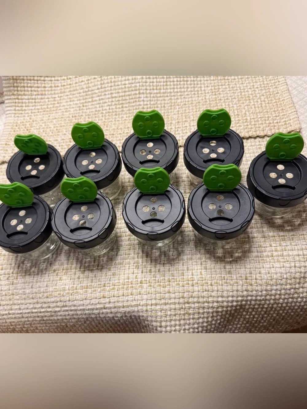 Ball Dry Herb Spice Lids with Stay Open Caps and 4 oz Glass Jars   Lot Of 9